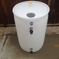 WATER HARVESTING RAINBARREL WITH SINGLE OR DOUBLE TAP